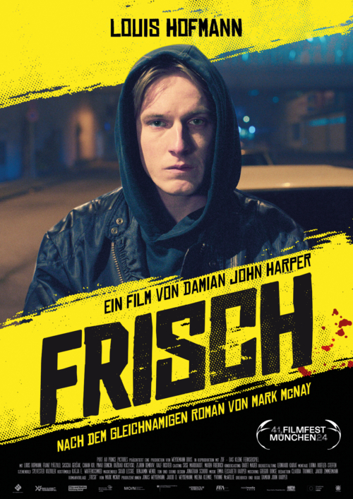 Auf dem Filmplakat zu "Frisch" sieht man einen geknickten jungen Mann der auf einer Straße steht und eine Kaputze trägt