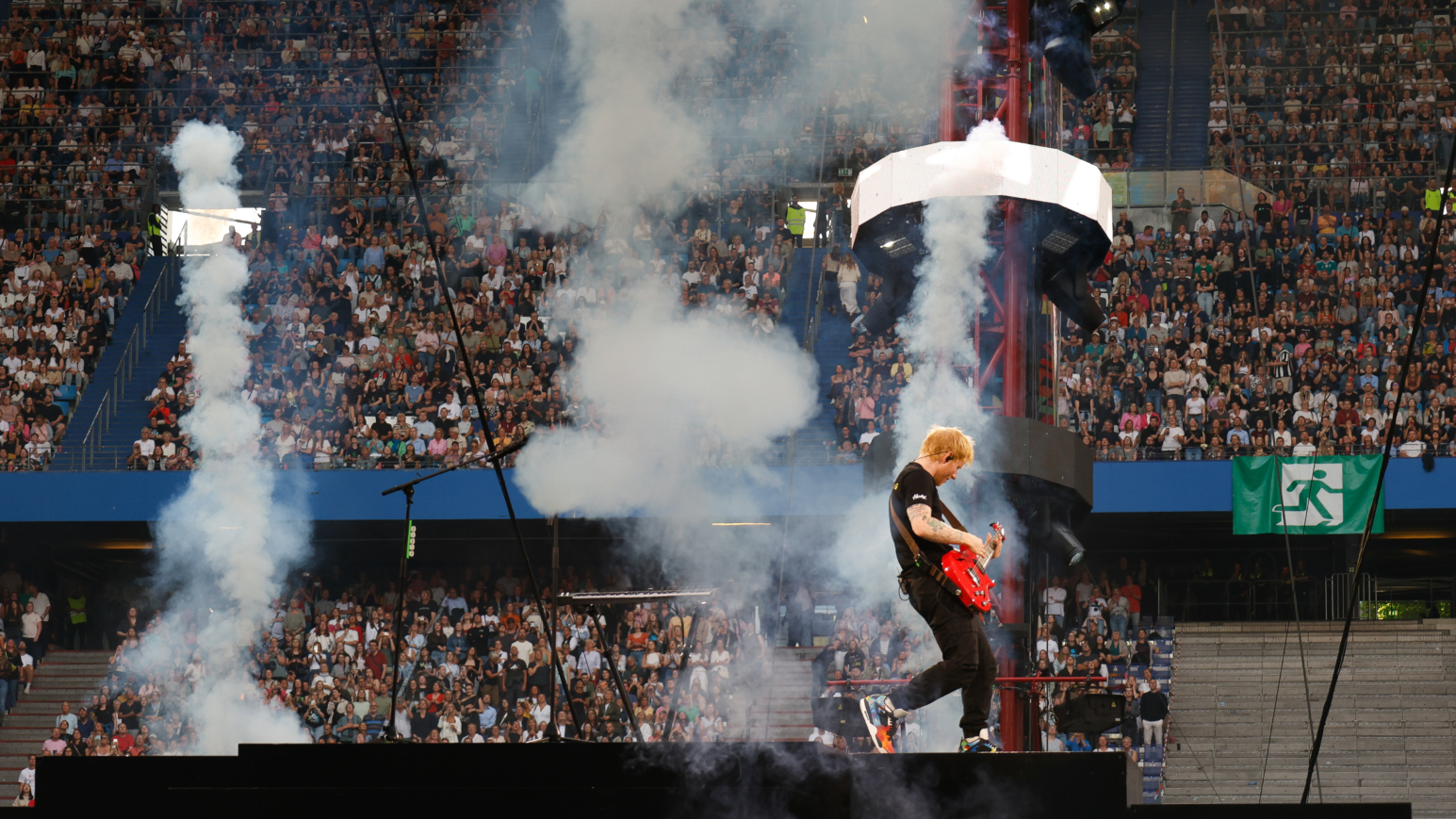  Mit Gitarre und Loopstation begeisterte Ed Sheeran jeweils 60.000 Fans an drei Abenden