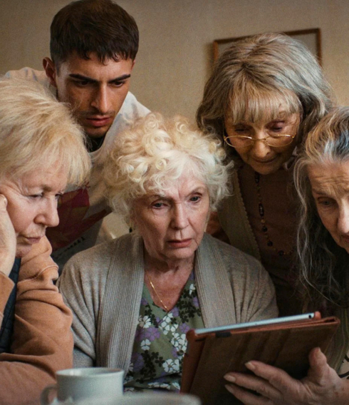 Im Film „Vier Mütter für Edward“ sieht sich der junge Schriftsteller Edward mit vier starken, witzigen und liebevollen Frauen konfrontiert