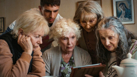 Im Film „Vier Mütter für Edward“ sieht sich der junge Schriftsteller Edward mit vier starken, witzigen und liebevollen Frauen konfrontiert