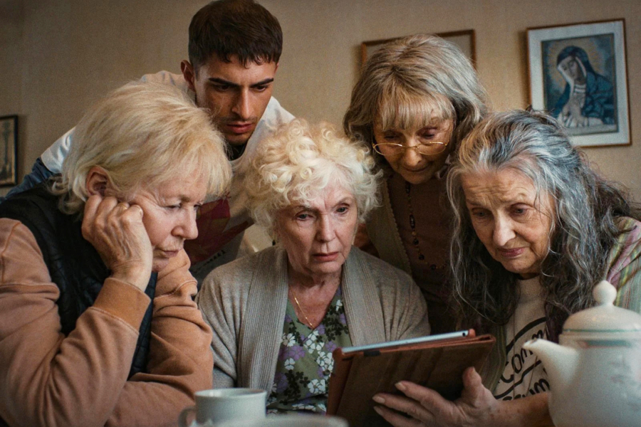 Im Film „Vier Mütter für Edward“ sieht sich der junge Schriftsteller Edward mit vier starken, witzigen und liebevollen Frauen konfrontiert