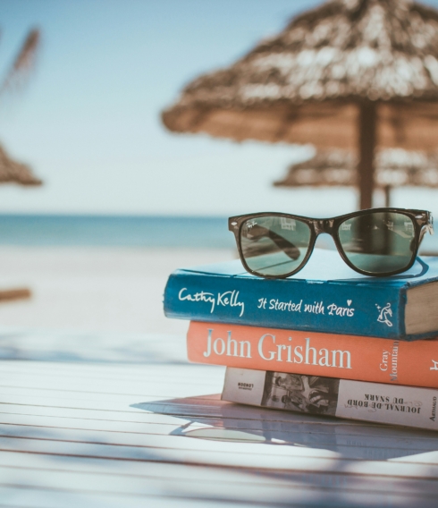 Urlaubszeit ist Lesezeit! Am Strand gehört ein gutes Buch genauso dazu wie ausreichend Sonnenmilch