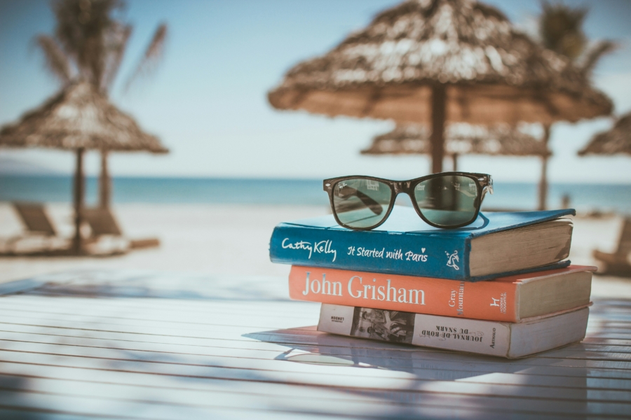 Urlaubszeit ist Lesezeit! Am Strand gehört ein gutes Buch genauso dazu wie ausreichend Sonnenmilch