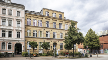 Die Gedenk- und Bildungsstätte Israelische Töchterschule hat eine neue Dauerausstellung  eröffnet. Ein zentraler Raum für jüdisches Gedenken in Hamburg steht seit Juli 2025 kostenlos der Öffentlichkeit zur Verfügung