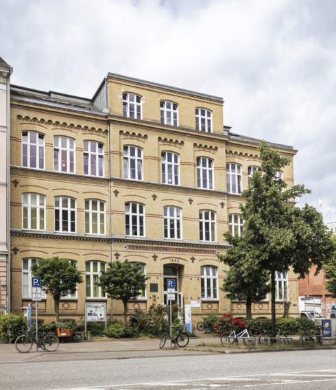 Die Gedenk- und Bildungsstätte Israelische Töchterschule hat eine neue Dauerausstellung  eröffnet. Ein zentraler Raum für jüdisches Gedenken in Hamburg steht seit Juli 2025 kostenlos der Öffentlichkeit zur Verfügung