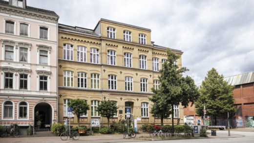 Die Gedenk- und Bildungsstätte Israelische Töchterschule hat eine neue Dauerausstellung  eröffnet. Ein zentraler Raum für jüdisches Gedenken in Hamburg steht seit Juli 2025 kostenlos der Öffentlichkeit zur Verfügung