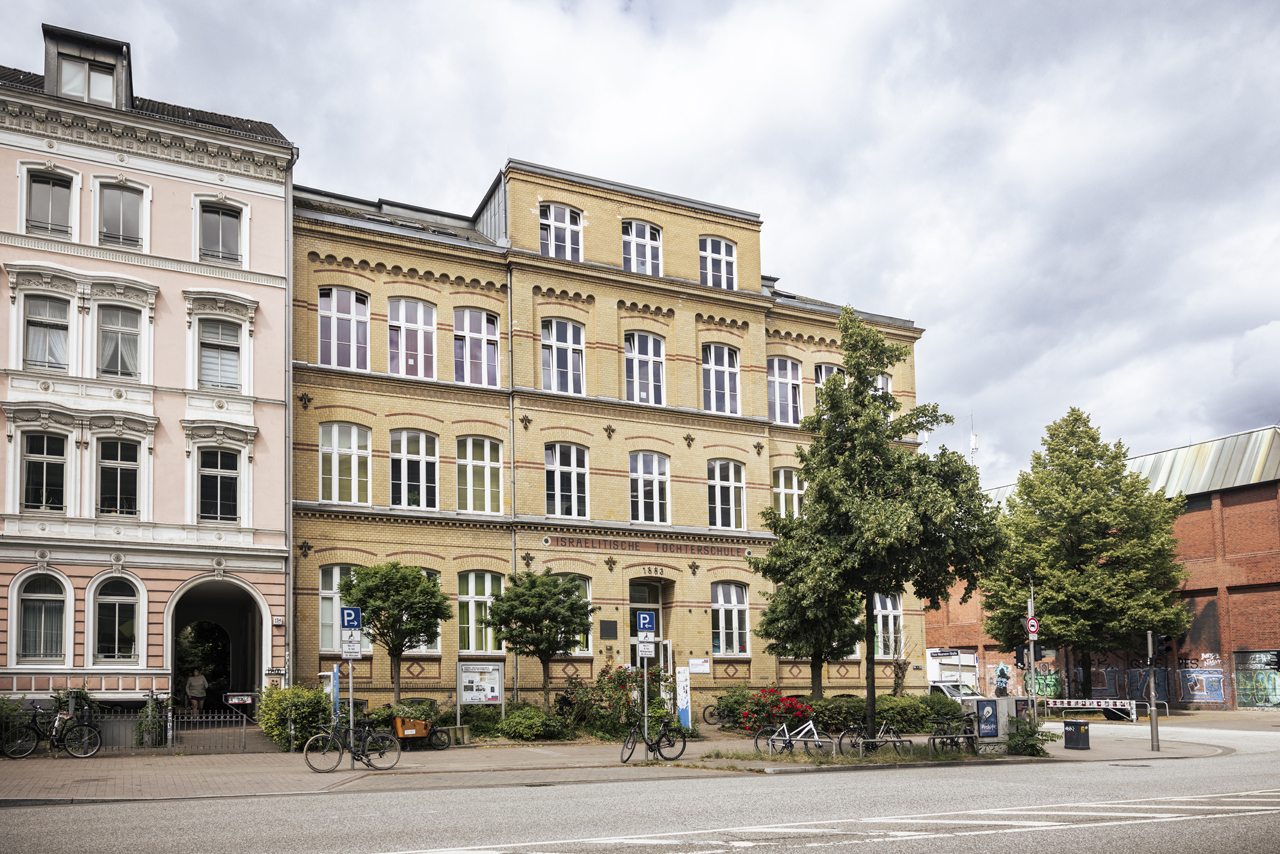 Die Gedenk- und Bildungsstätte Israelische Töchterschule hat eine neue Dauerausstellung  eröffnet. Ein zentraler Raum für jüdisches Gedenken in Hamburg steht seit Juli 2025 kostenlos der Öffentlichkeit zur Verfügung
