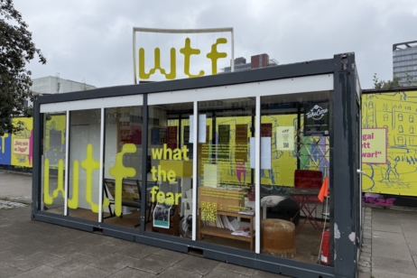 Der gläserne Container steht bis zum 3. August auf dem Spielbudenplatz in St. Pauli