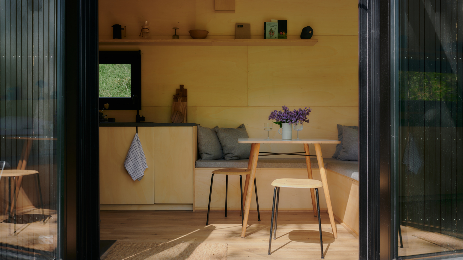 Hier morgens aufwachen? Die Tiny Häuser von Raus Life bieten einen optimalen Rückzugsort im Sommer