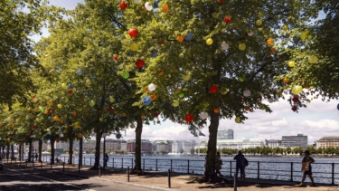 Ebenfalls Teil der Hamburger Sommergärten 2025: die bunten Lampions am Ballindamm