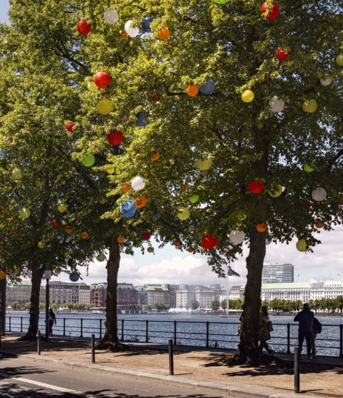 Ebenfalls Teil der Hamburger Sommergärten 2025: die bunten Lampions am Ballindamm