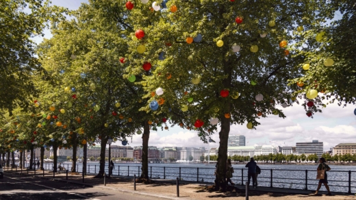 Ebenfalls Teil der Hamburger Sommergärten 2025: die bunten Lampions am Ballindamm
