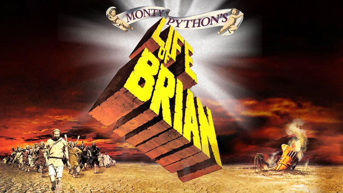 Schräg gestellter Schriftzug 'Life of Brian' vor einer Wüstenlandschaft mit mehreren Personen in antiker Kleidung