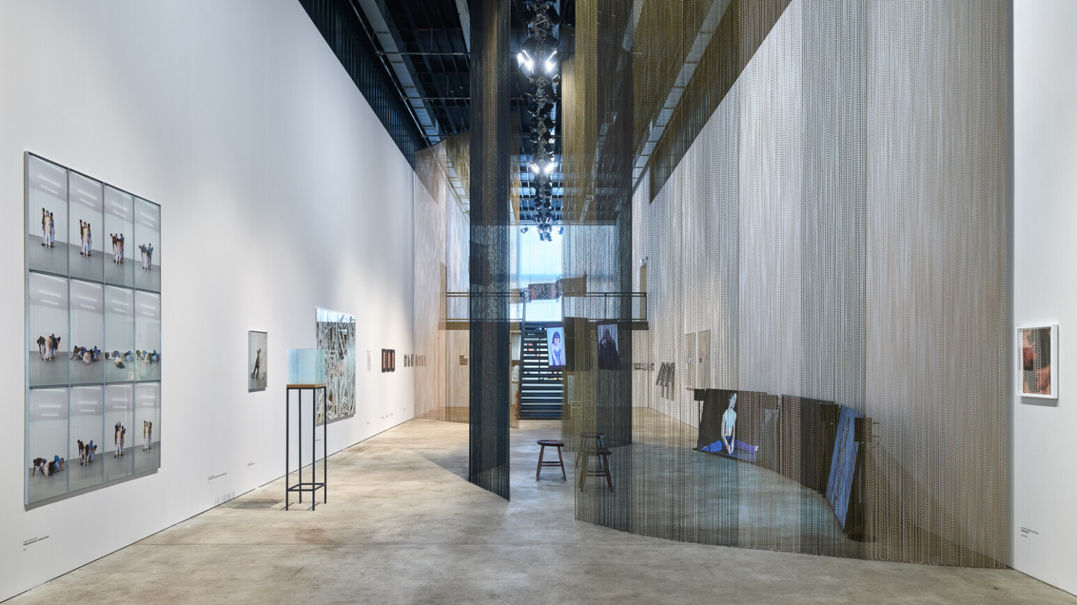 Ausschnitt aus der Ausstellung "STATES OF REBIRTH – Körperbilder in Bewegung"