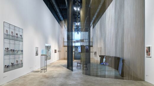 Ausschnitt aus der Ausstellung "STATES OF REBIRTH – Körperbilder in Bewegung"
