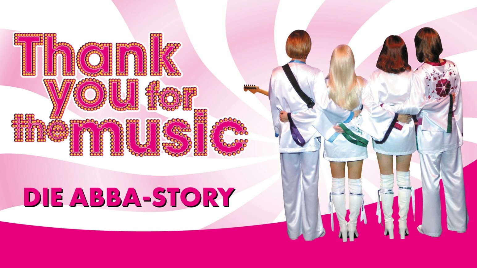 Vier Personen in weißen Bühnenoutfits mit blonden, braunen und schwarzen Haaren, Rückansicht, Text 'Thank you for the music' und 'Die ABBA-Story'