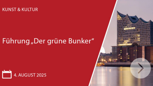 Text 'Führung ‚Der offene Bunker‘' auf rotem Hintergrund neben Elbphilharmonie Hamburg bei Abendlicht