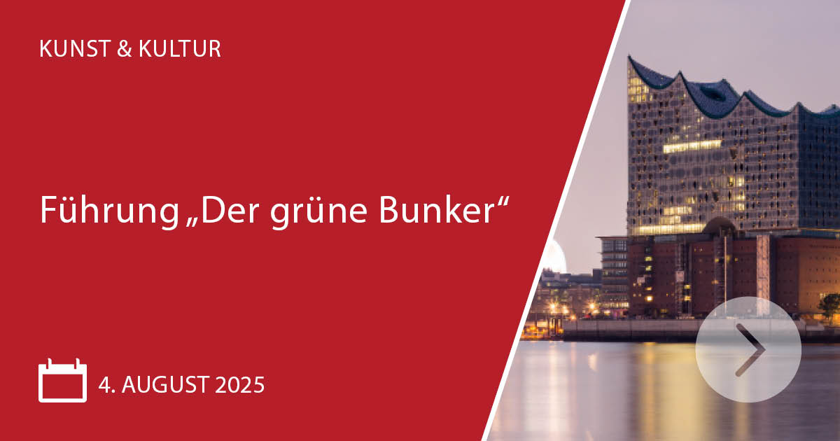 Text 'Führung ‚Der offene Bunker‘' auf rotem Hintergrund neben Elbphilharmonie Hamburg bei Abendlicht