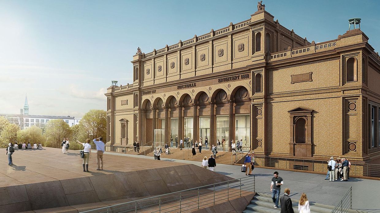 Historisches Gebäude mit Arkaden und Säulen, davor Menschen auf einem Platz bei klarem Himmel