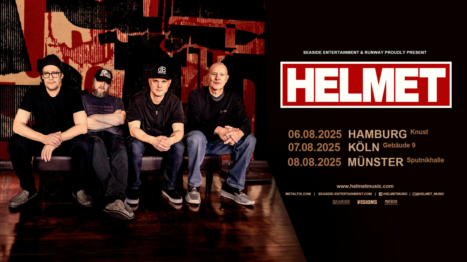 Die Band Helmet sitzt auf einer Bühne, vier Mitglieder in dunkler Kleidung, Ankündigung ihrer Konzerte