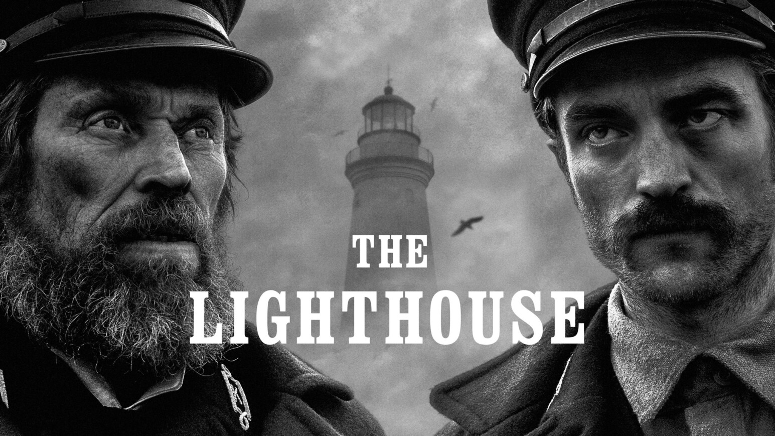 Filmposter: Zwei Männer in Matrosenuniformen vor dem Schriftzug 'THE LIGHTHOUSE'
