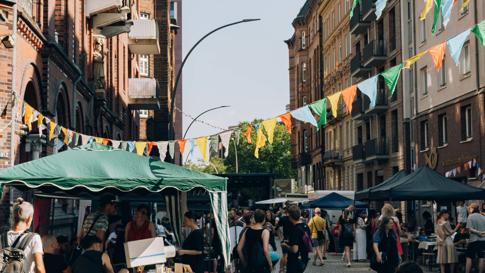 Eine Straße mit Buden und Girlanden