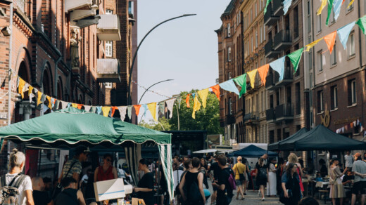 Eine Straße mit Buden und Girlanden