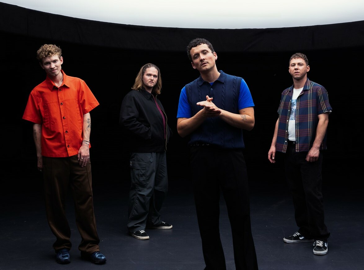 Die Band Provinz vor dunklem Hintergrund