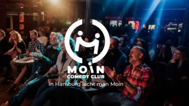 Leute im Hintergrund in einem Club und Zentral ein Logo von Moin Comedy Club Show