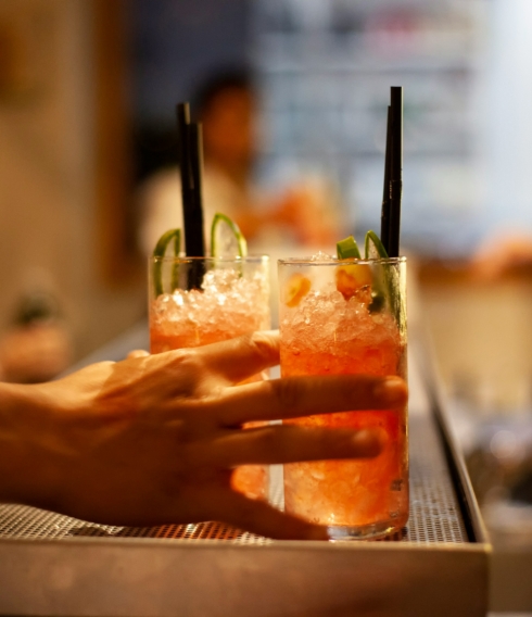 Drinks auf einem Tisch mit gedimmten Licht