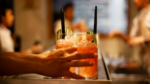 Drinks auf einem Tisch mit gedimmten Licht
