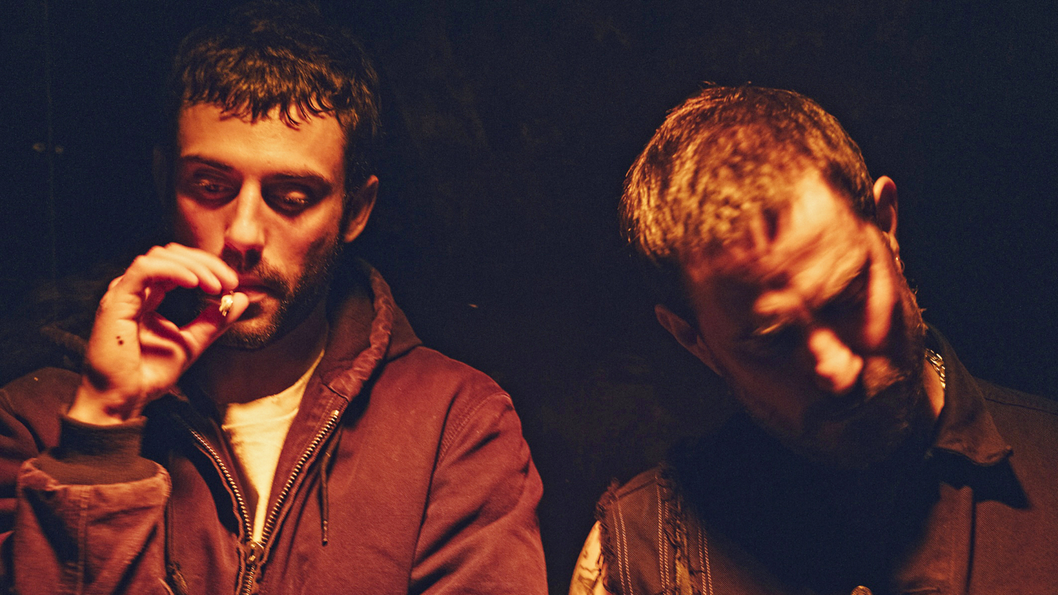 Kosmo und Klaus aus dem Film "Rave on" in rotem Licht in einer Nacht-Szene
