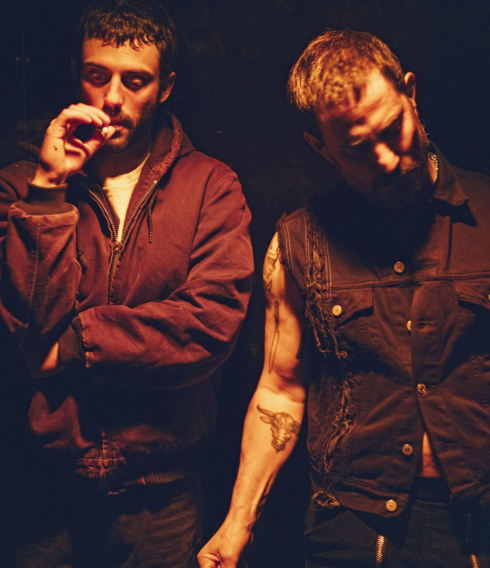 Kosmo und Klaus aus dem Film "Rave on" in rotem Licht in einer Nacht-Szene