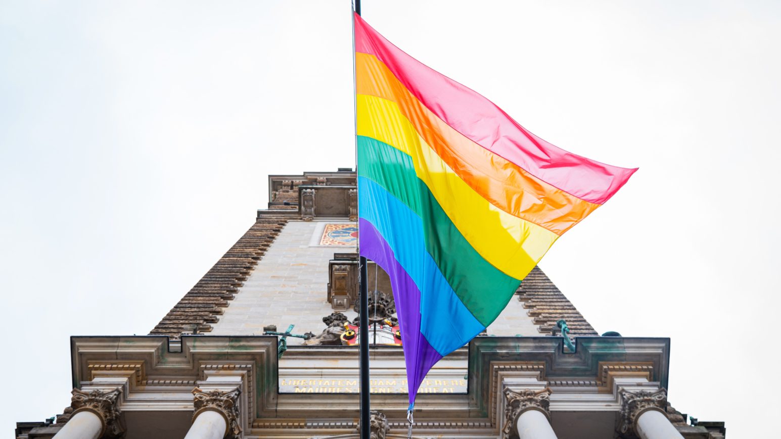 Auch in diesem Jahr weht die Regenbogenflagge zur Pride Week am Hamburger Rathaus