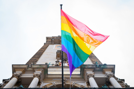 Auch in diesem Jahr weht die Regenbogenflagge zur Pride Week am Hamburger Rathaus