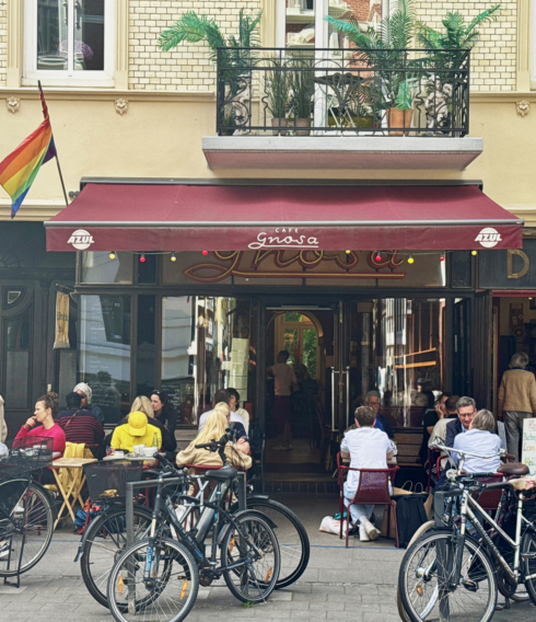 Wie Queerfreundlich das Café Gnosa ist, sieht man bereits an der gehissten Regenbogenflagge