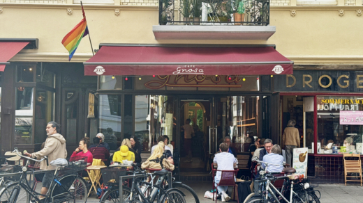 Wie Queerfreundlich das Café Gnosa ist, sieht man bereits an der gehissten Regenbogenflagge