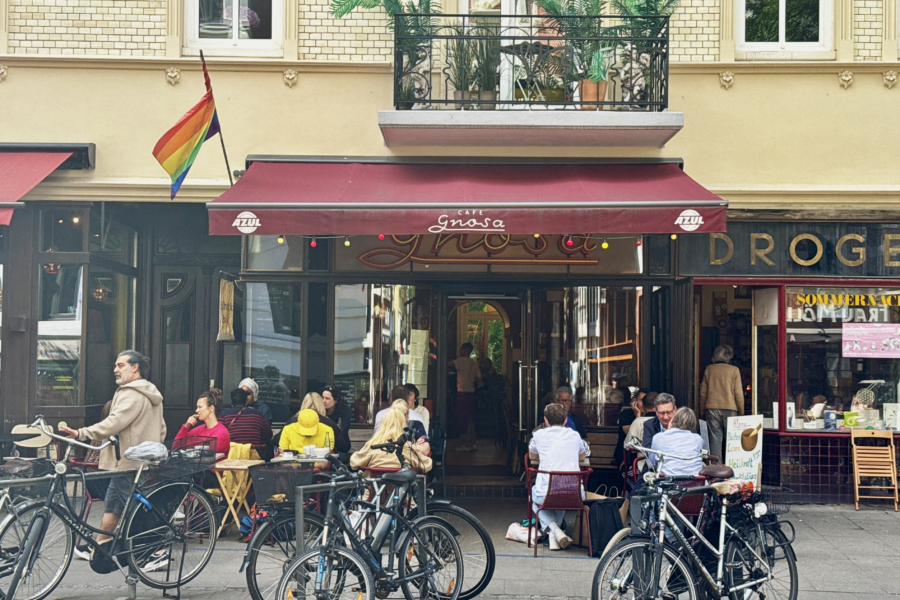 Wie Queerfreundlich das Café Gnosa ist, sieht man bereits an der gehissten Regenbogenflagge