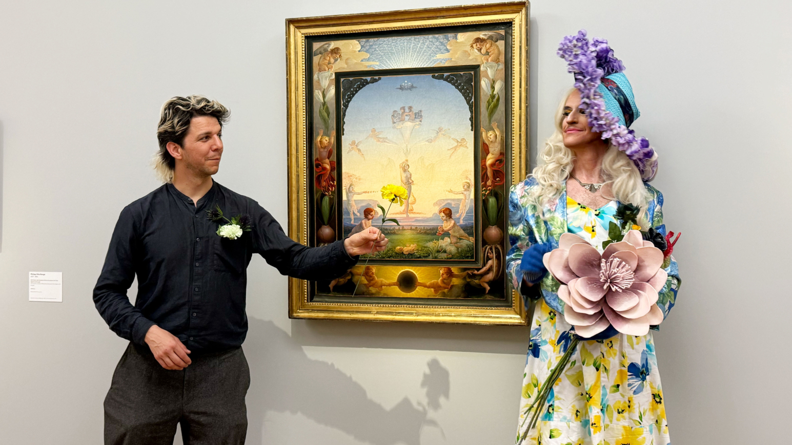 Ein charmantes Rendezvous von Kunstwissenschaft und Drag-Kunst: Simon Schultz und dancingsven 