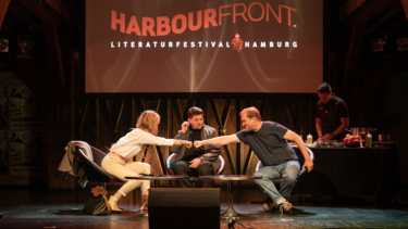 Jedes Jahr stehen bekannte Persönlichkeiten auf den Bühnen des Harbour Front Festivals. 2023 war unter anderem Tim Mälzer zu Gast
