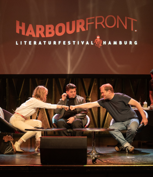 Jedes Jahr stehen bekannte Persönlichkeiten auf den Bühnen des Harbour Front Festivals. 2023 war unter anderem Tim Mälzer zu Gast