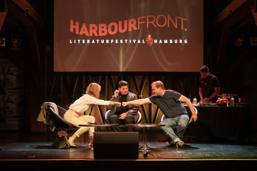 Jedes Jahr stehen bekannte Persönlichkeiten auf den Bühnen des Harbour Front Festivals. 2023 war unter anderem Tim Mälzer zu Gast