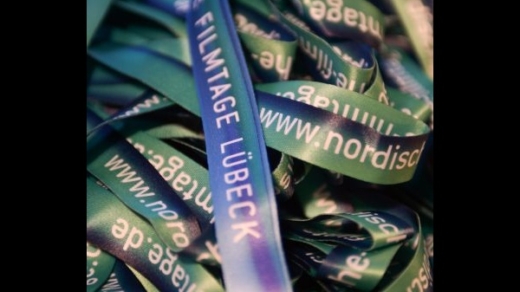 Halsbänder mit Logo der Nordischen Filmtage Lübeck am Akkreditierungsstand
