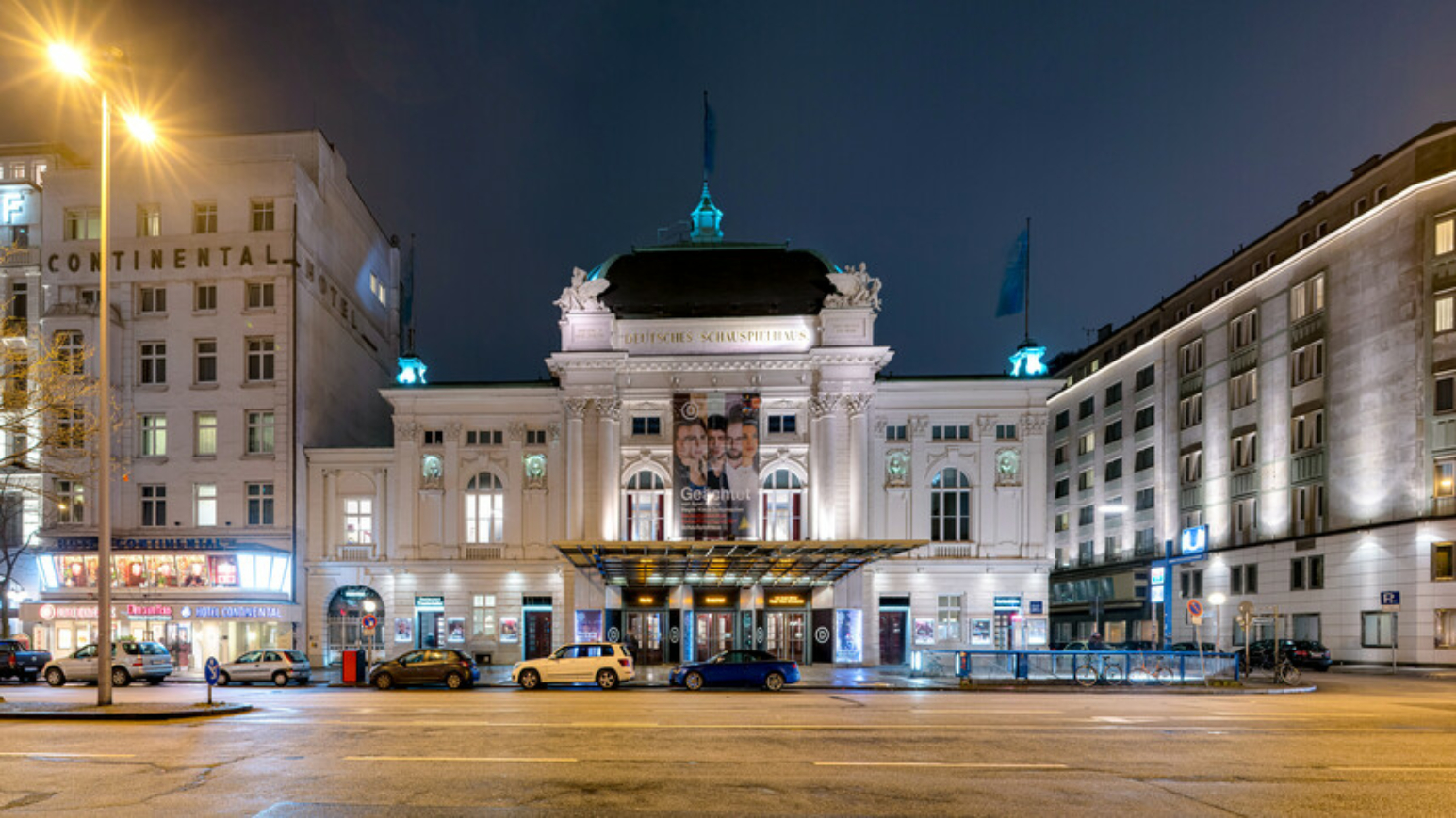 Blick auf das Deutsche Schauspielhaus bei Nacht