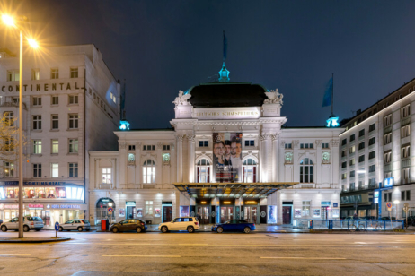 Blick auf das Deutsche Schauspielhaus bei Nacht