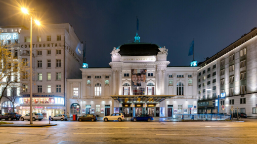 Blick auf das Deutsche Schauspielhaus bei Nacht