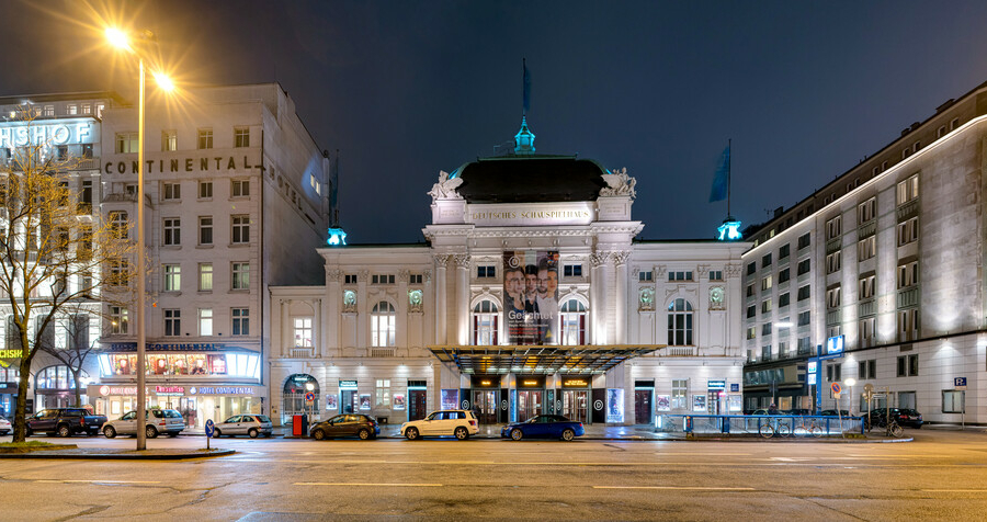 Blick auf das Deutsche Schauspielhaus bei Nacht