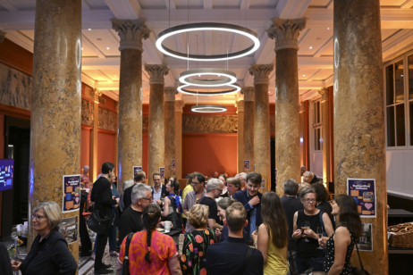 Gemeinsam auf Hamburgs Literaturfestivals Wortkunst erleben und darüber reden. Wie bei der Langen Nacht der Literatur 2024