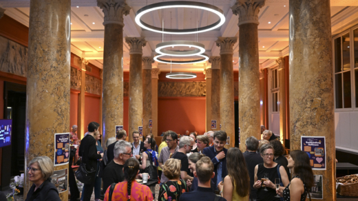 Gemeinsam auf Hamburgs Literaturfestivals Wortkunst erleben und darüber reden. Wie bei der Langen Nacht der Literatur 2024