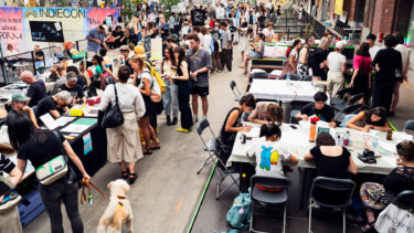 Ein Markt mit Ständen und vielen Personen